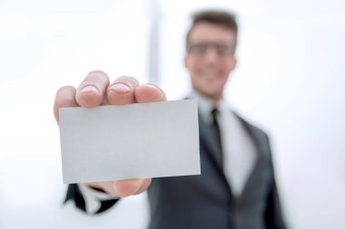 İş adamı boş bir kartvizit gösteriyor