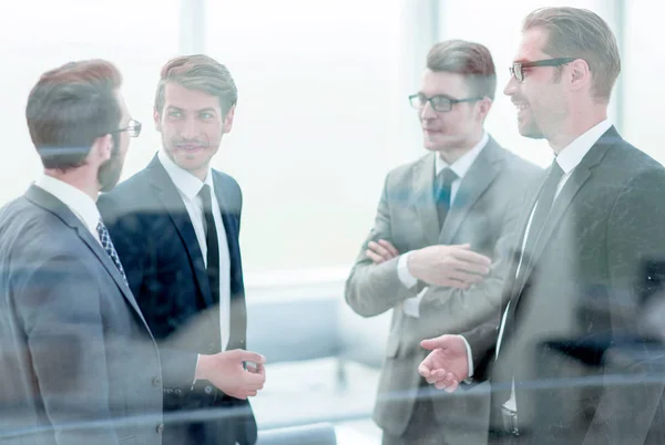 Grupp affärsmän som står på kontoret — Stockfoto