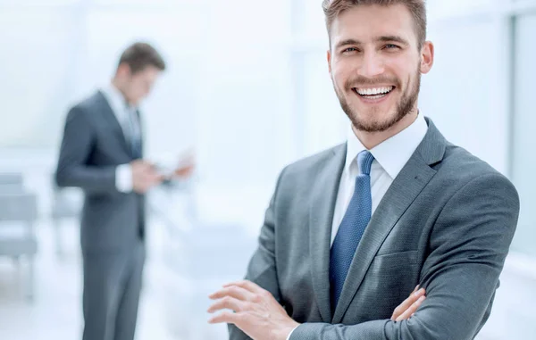 Homme d'affaires réussi sur le fond du bureau — Photo