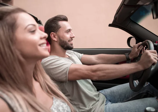 Couple in love in a convertible car — Stock Photo, Image