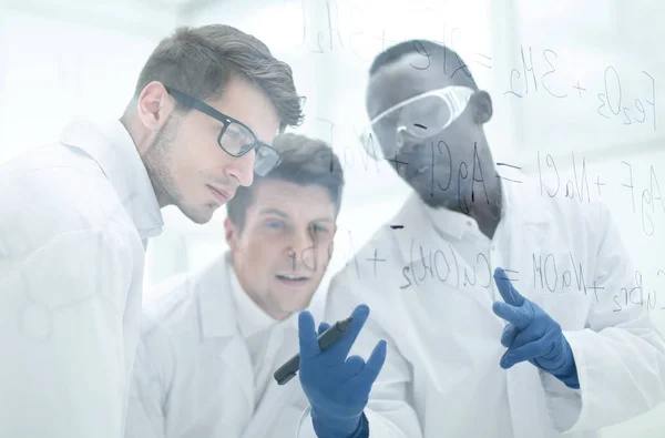 Grupo de cientistas falando no laboratório. — Fotografia de Stock