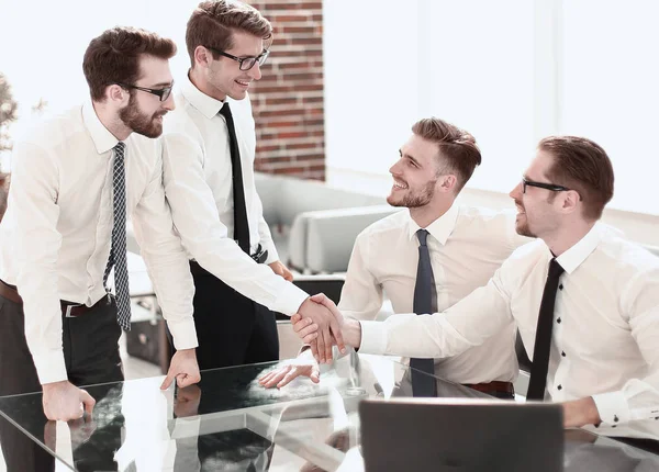 Handdruk collega 's op de werkplek — Stockfoto