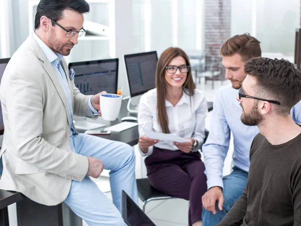 Manager und Geschäftsteam unterhalten sich während einer Arbeitspause — Stockfoto