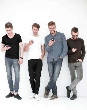 Tamamen büyümüş. Akıllı telefonları olan bir grup arkadaş.