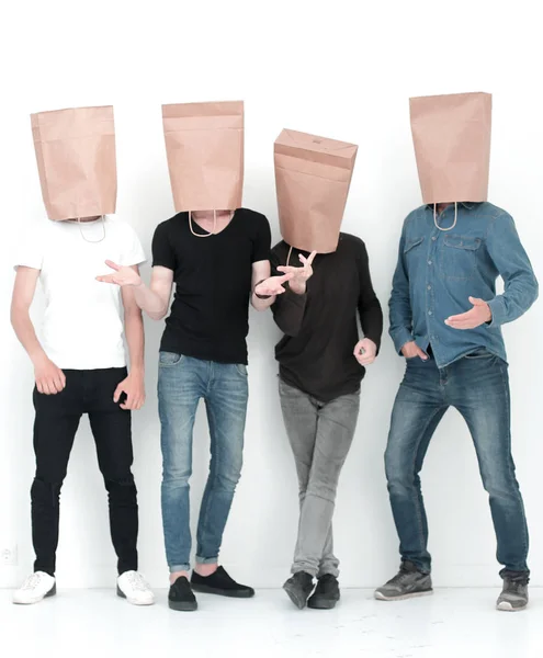 Группа молодых людей с бумажными пакетами на голове — стоковое фото