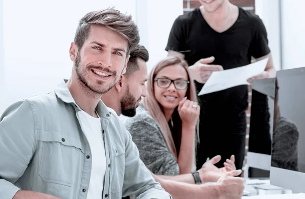 Jóvenes empresarios en la oficina trabaja con el ordenador — Foto de Stock