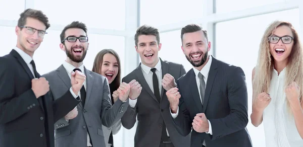 Feliz equipo de negocios de pie en la oficina . —  Fotos de Stock