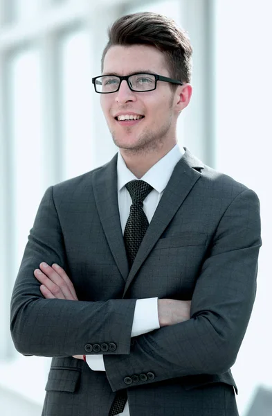 Jistý úspěšný mladý podnikatel stojící v kanceláři — Stock fotografie