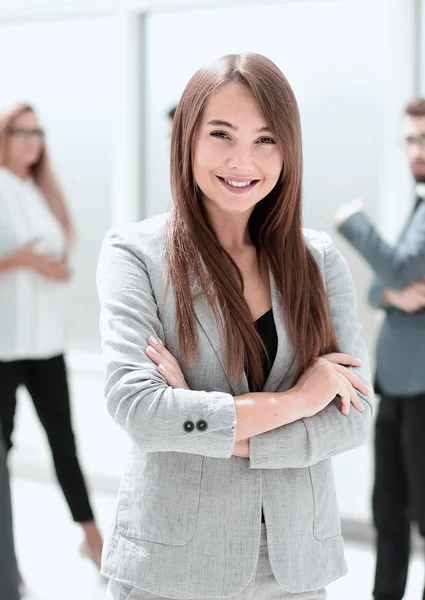 Giovane donna d'affari in piedi in ufficio. — Foto Stock
