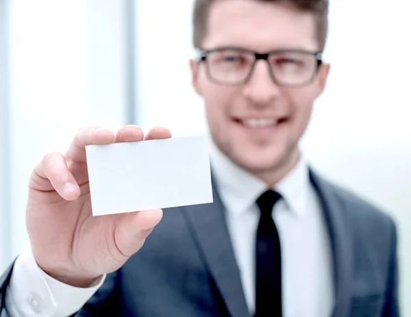 Hombre de negocios close up .successful mostrando su tarjeta de visita — Foto de Stock