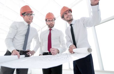 Grup tasarımcıların inşaatçılar ile yeni bir olarak çalışma