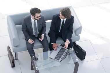 dizüstü bilgisayarda veri tartışırken iş arkadaşları.