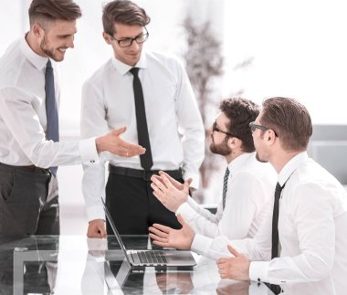 yeni bir proje için fikirler tartışmaya çalışan grubu