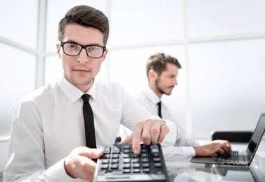 Gülümseyen muhasebeciler ofiste raporları tartışıyor.