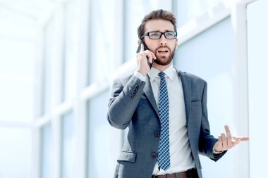 İş adamı cep telefonuyla konuşuyor.