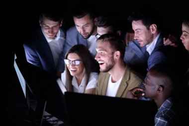 up.Focused iş takım yakınındaki masaüstüne kapatın