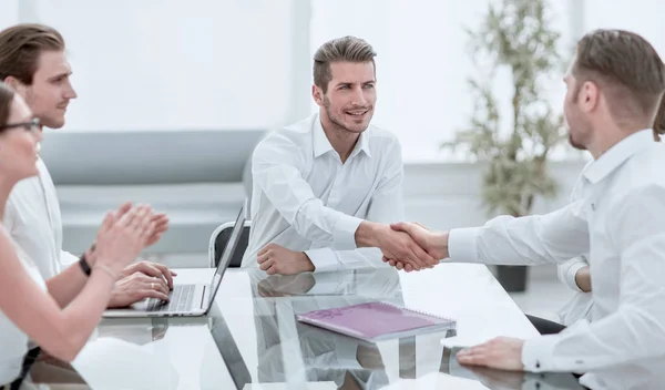 Empresários apertando as mãos durante as negociações de negócios — Fotografia de Stock
