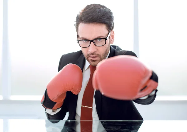 Close up.a empresario responsable con guantes de boxeo — Foto de Stock