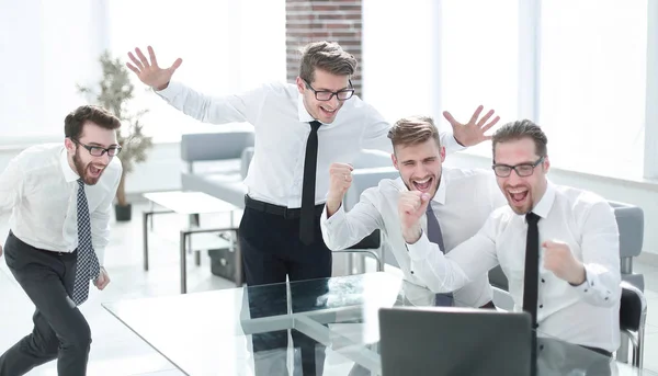 Feliz equipo de negocios mirando a la pantalla del ordenador portátil —  Fotos de Stock