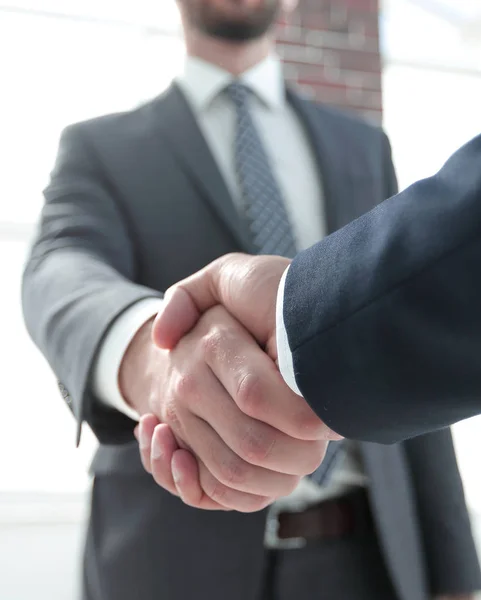 Unternehmensführer schüttelt Partner die Hand. — Stockfoto
