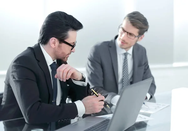 Due uomini d'affari che discutono in ufficio durante la riunione di lavoro — Foto Stock