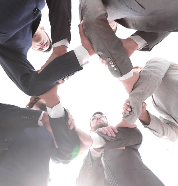 Equipe de negócios estão tomando as mãos uns dos outros — Fotografia de Stock