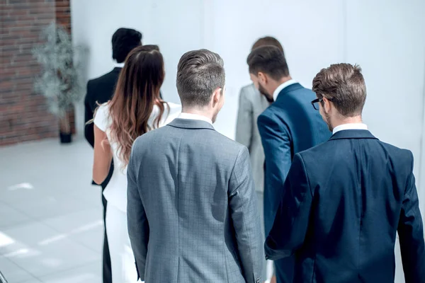 modern bir ofis View.Employees ayakta arka