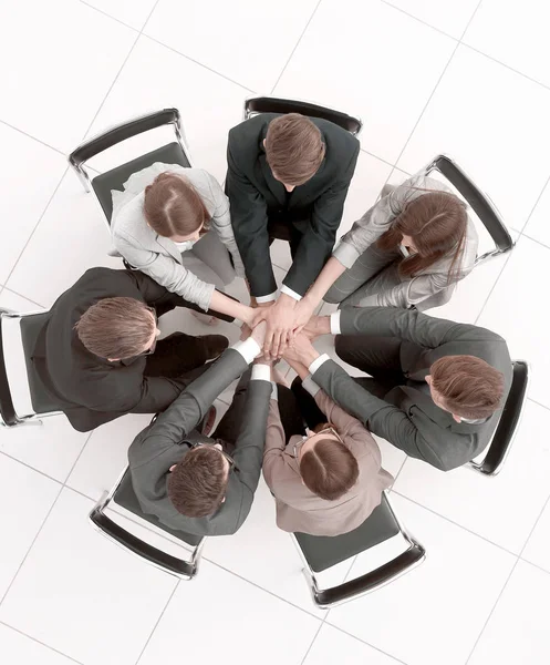 Top view.a grupp affärsmän som sitter i en cirkel — Stockfoto