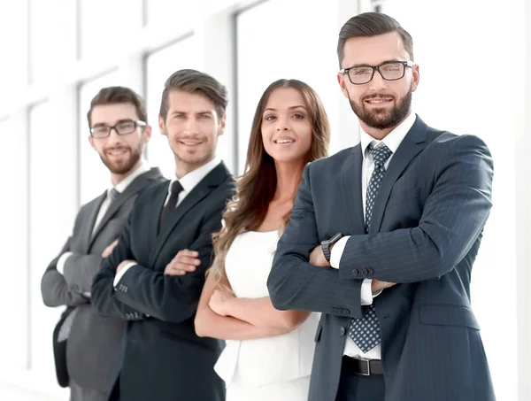 Anställda i företaget som står på ett ljust kontor — Stockfoto