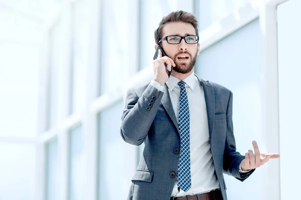 Businessman talking on a mobile phone — Stock Photo, Image