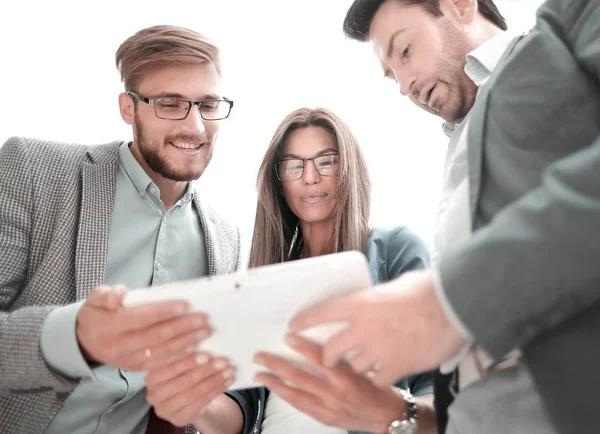 Close-up.lachende medewerkers kijken naar de digitale tablet — Stockfoto