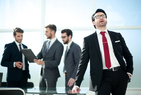 Odnoszący sukcesy biznesmen stojący w biurze — Zdjęcie stockowe