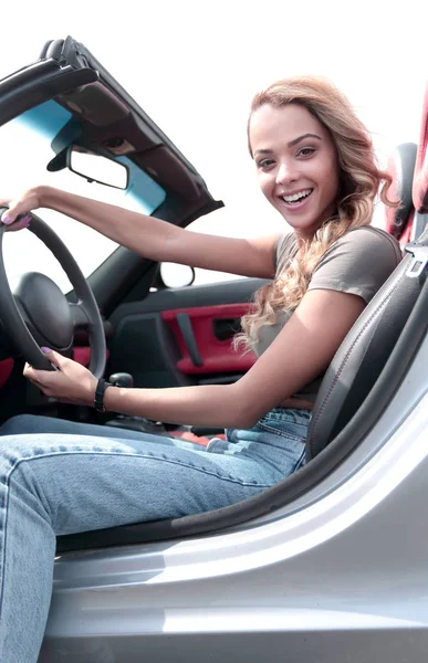 Крупним планом.стильна молода жінка сидить у розкішному автомобілі — стокове фото