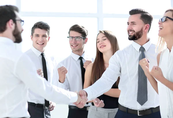 ビジネス パートナーの握手を探して幸せなビジネス チーム. — ストック写真