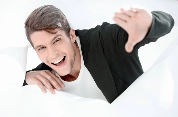 Hombre de negocios sonriente rompiendo una pared de papel —  Fotos de Stock