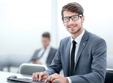 Başarılı yetişkin adam modern aracının ekrana bakarak