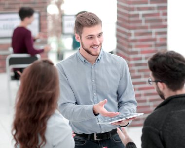 Takım toplantısı yaratıcı ofiste..