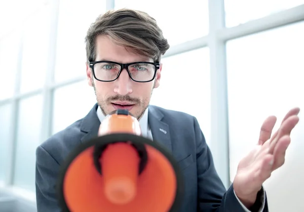 Hombre de negocios gritando megáfono — Foto de Stock