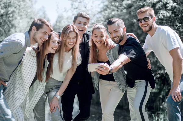 Arkadaş grubu bir selfie Şehir Park arka plan üzerinde alır. — Stok fotoğraf