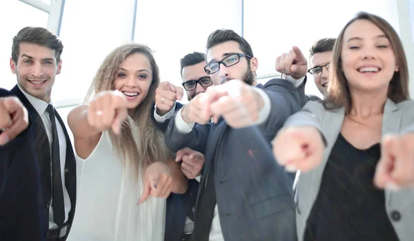 Närbild.en grupp unga affärsmän som pekar på dig — Stockfoto
