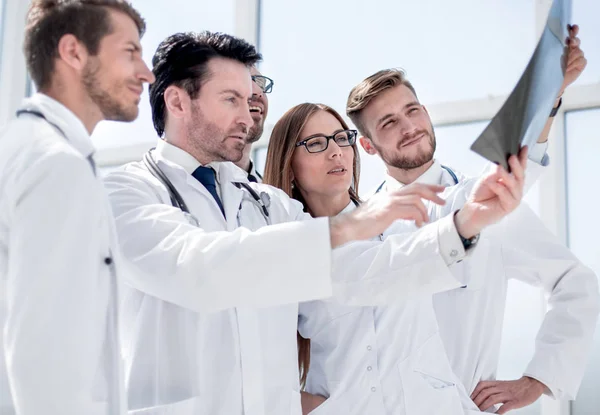 Grupp läkare diskuterar röntgen — Stockfoto