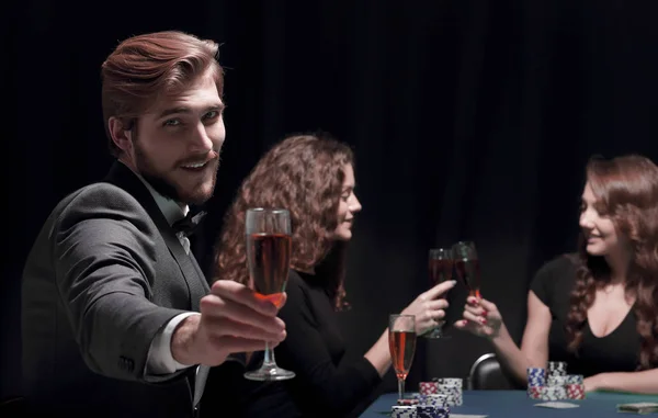 포커의 성공적 인 게임을 축하하는 행복 한 그룹 — 스톡 사진