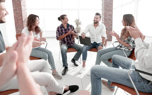 Kreativa teamet håller ett möte i lobbyn — Stockfoto