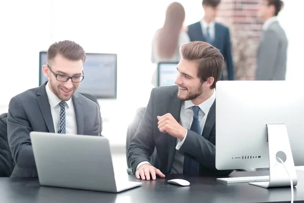 Geschäftsmann erklärt einem Kollegen die Idee des Projekts — Stockfoto