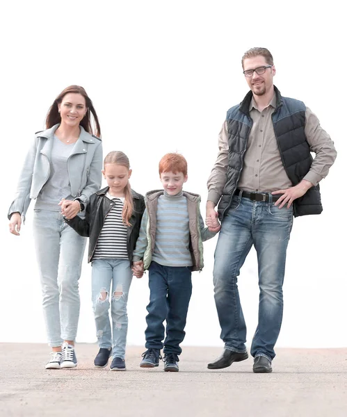 Ouders en hun kinderen lopen samen — Stockfoto