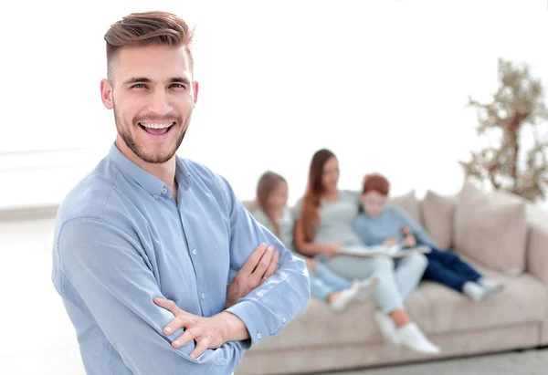 Uomo sorridente in piedi nel suo salotto — Foto Stock