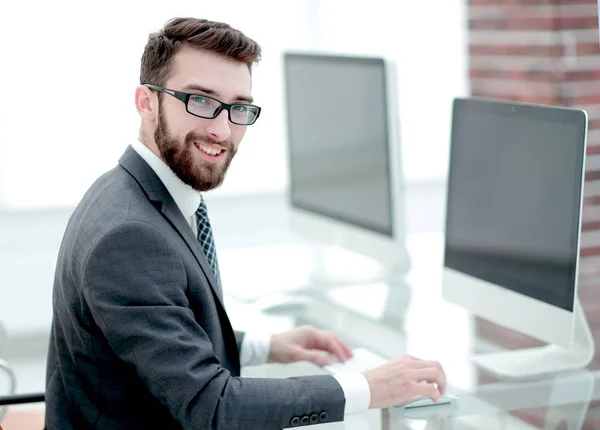 Biznesmen, wpisując na klawiaturze komputera — Zdjęcie stockowe