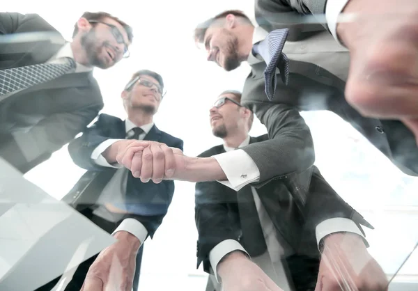 Onder view.businessmen schudden handen aan de onderhandelingstafel — Stockfoto