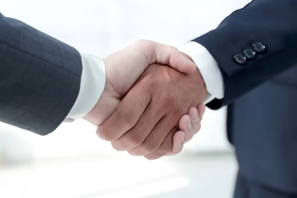 Stretta di mano ravvicinata dei partner commerciali — Foto Stock