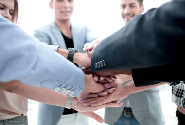 İş adamları el ele tutuşuyor